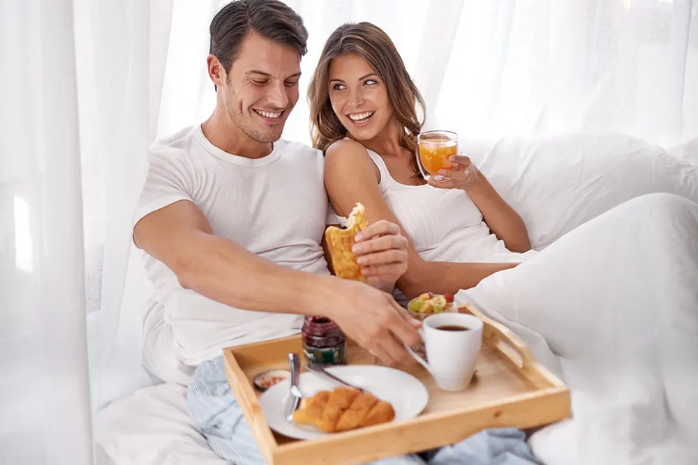Pareja disfrutando de desayuno en el Hotel.webp